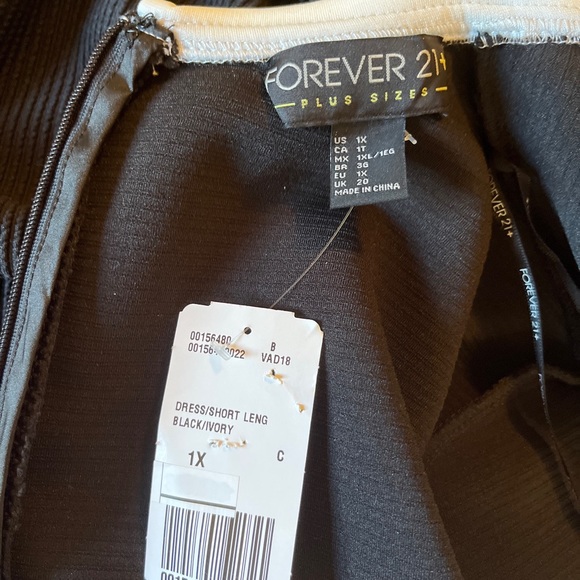 WEDNESDAY ADDAMS Size 1X Gothic Costume Black Dress White Collar Forever 21 NEW - Picture 13 of 15